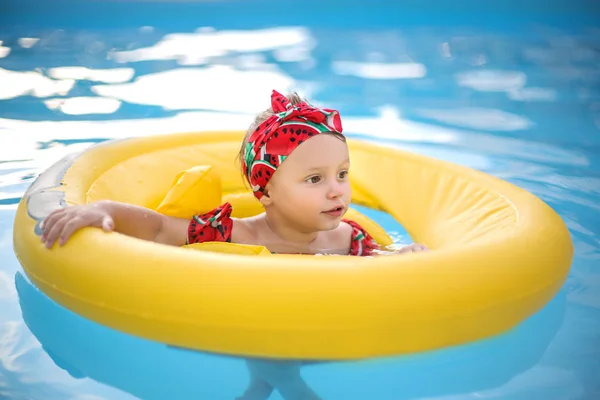 Cute Baby Learning Jak Pływać — Zdjęcie stockowe