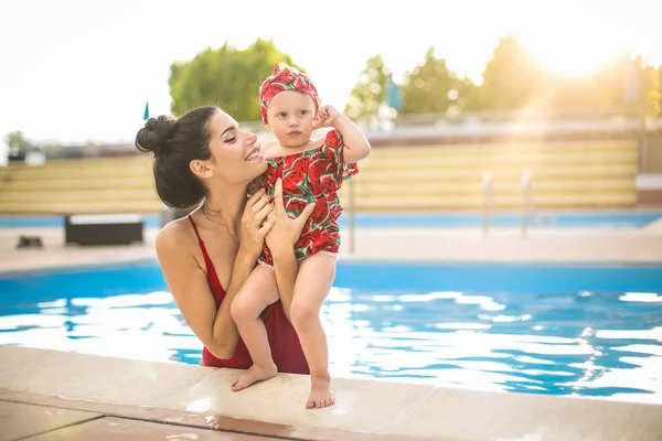 可爱的母亲拥抱她的婴儿在游泳池 — 图库照片