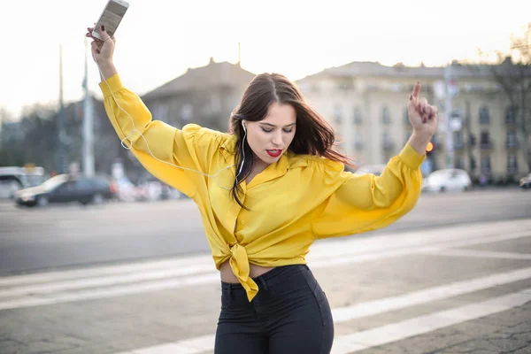 Chica Atractiva Bailando Calle Mientras Escucha Música Con Auriculares — Foto de Stock