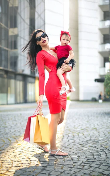 Bebeğiyle Alışveriş Yapan Çekici Genç Kadın — Stok fotoğraf