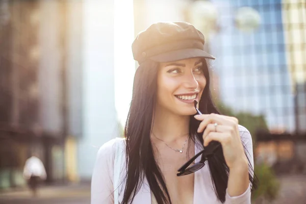 Hermosa Joven Caminando Calle — Foto de Stock