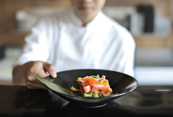 Chef Presenting Fish Tartare Black Plate — Stock Photo, Image