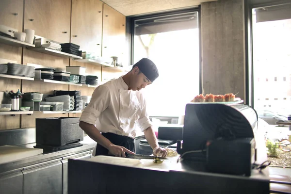 Şef Bir Japon Restoranında Suşi Hazırlıyor — Stok fotoğraf