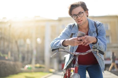 Yakışıklı genç adam bisikletsürme