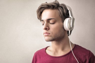Headhones giyen yakışıklı genç adam