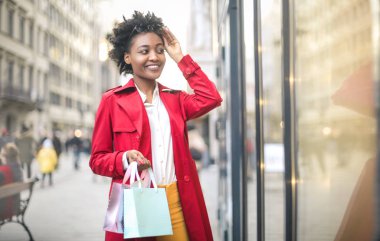 Alışveriş çantaları tutan çekici tatlı kadın