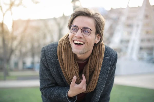 Yakışıklı Genç Adam Mutlu Bir Şekilde Gülümsüyor — Stok fotoğraf