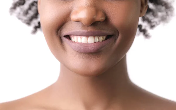 Sevimli Bir Siyah Deri Kız Tatlı Gülümseme — Stok fotoğraf