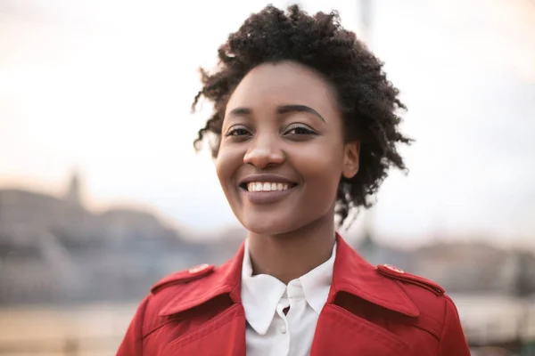 Portrait Une Fille Joyeuse Souriant Beaucoup — Photo