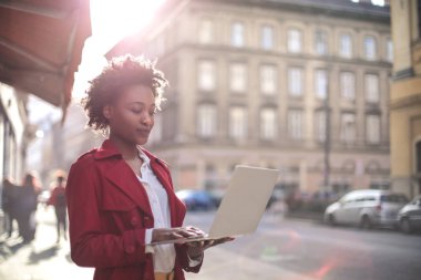 Kız onun laptop ile sokakta çalışıyor