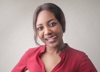 Sevimli kız komik bir yüz yapıyor