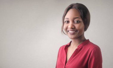 gülümseyen güzel bir kız portresi