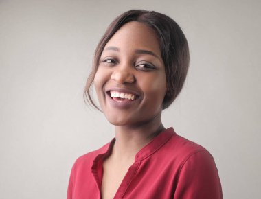 Sevimli kız kameraya gülümseyen