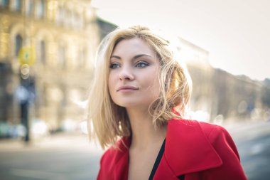 Sokakta yürüyen güzel genç bir kadın. 