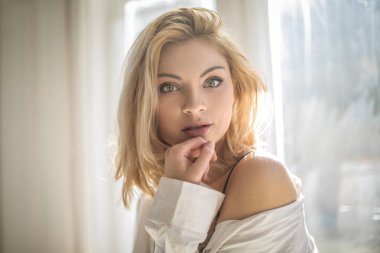 güzel bir genç kadın kameraya bakıyor