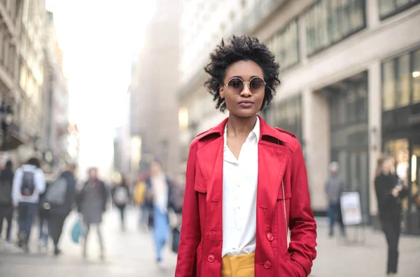 Elegante Chica Caminando Calle Con Abrigo Rojo —  Fotos de Stock