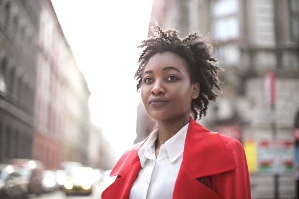 Portrait Une Belle Femme Debout Dans Rue — Photo