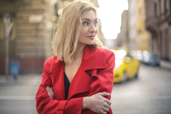 Hermosa Joven Con Abrigo Rojo — Foto de Stock