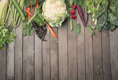 Tahta bir masada karışık sebzeler.