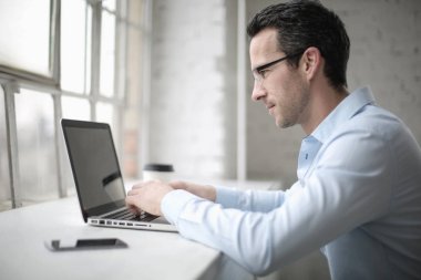 İşadamı laptopuyla çalışıyor.