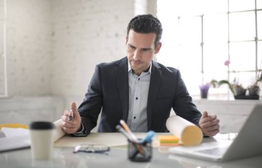 Ofisinde yeni bir proje üzerinde çalışan işadamı