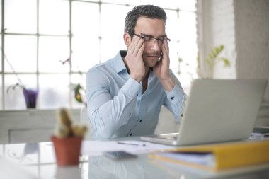 İş adamı nın iş yerinde bazı sorunları var