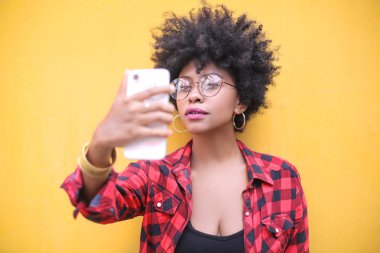 Kıvırcık saçlı güzel afro-amerikan kız selfie yapma