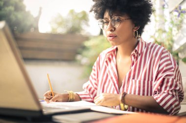 Kafede okuyan kıvırcık saçlı güzel afro-amerikan kız 
