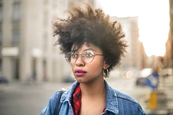 Hermosa Chica Afroamericana Con Pelo Rizado —  Fotos de Stock