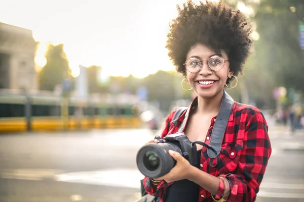 Hermosa Chica Afroamericana Con Pelo Rizado Celebración Cámara Fotos —  Fotos de Stock