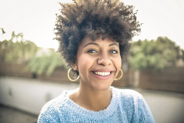 Belle Fille Afro Américaine Aux Cheveux Bouclés Souriant — Photo