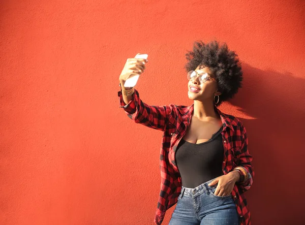 Hermosa Chica Afroamericana Con Pelo Rizado Haciendo Selfie —  Fotos de Stock