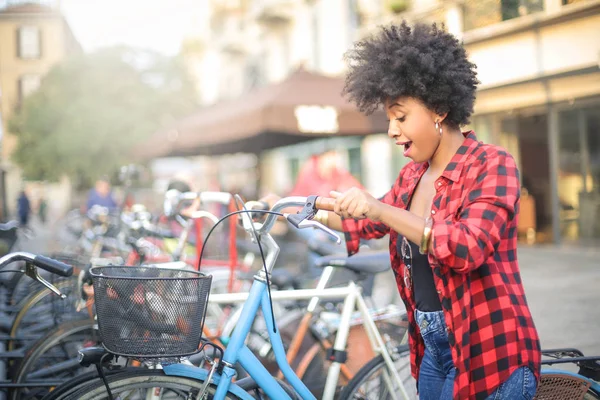 美丽的非洲美国女孩卷曲的头发准备骑自行车 — 图库照片