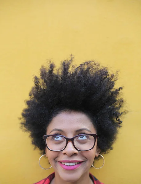 Belle Fille Afro Américaine Aux Cheveux Bouclés — Photo