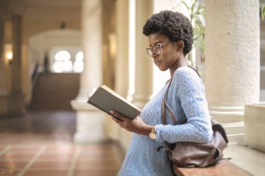 güzel afro-amerikan kadın kitap okuma