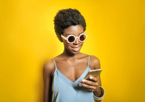 Hermosa Mujer Afroamericana Gafas Sol Usando Teléfono Inteligente —  Fotos de Stock