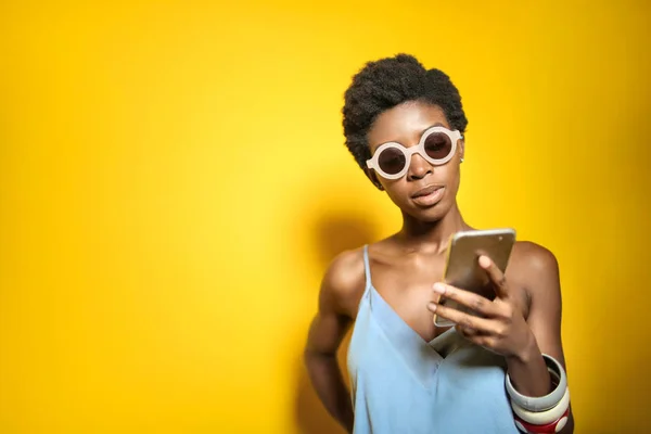 Hermosa Mujer Afroamericana Gafas Sol Usando Teléfono Inteligente —  Fotos de Stock
