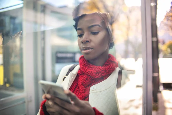 美丽的非洲裔美国女人发短信在手机上 — 图库照片