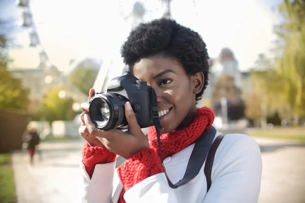 Hermosa Africana Americana Mujer Tomando Foto Con Profesional Cámara —  Fotos de Stock