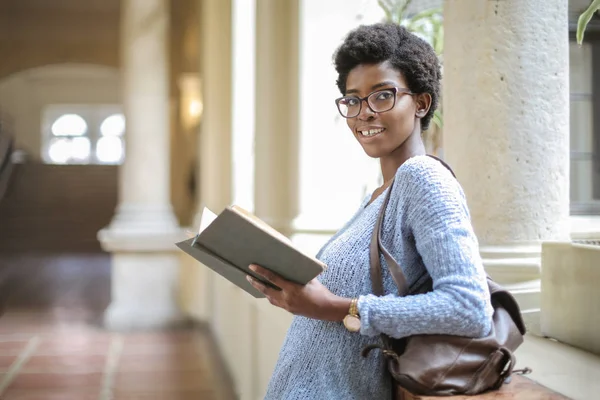 Красива Афроамериканська Жінка Читає Книгу — стокове фото