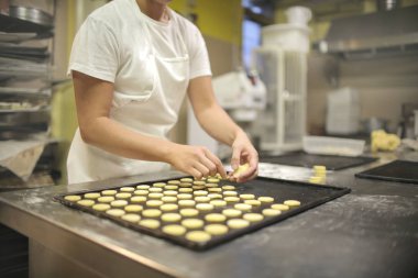 Pasta şefi laboratuarı üzerinde çalışıyor.