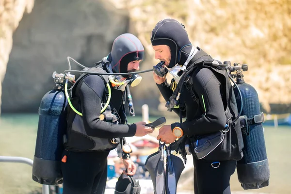 Two Scuba Divers Checking Equipment Dive — Stock Photo, Image