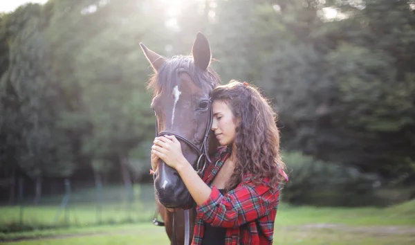 Hermosa Chica Acariciando Caballo — Foto de Stock