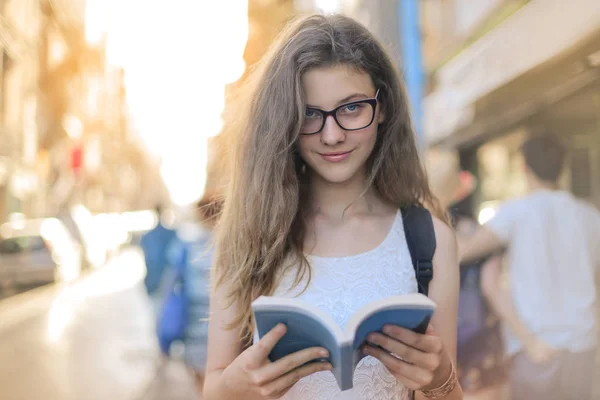Красива Дівчина Підліток Тримає Книгу — стокове фото