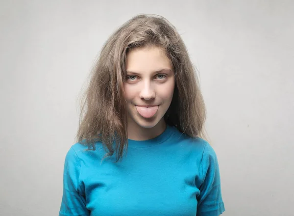 Hermosa Adolescente Mostrando Lengua — Foto de Stock