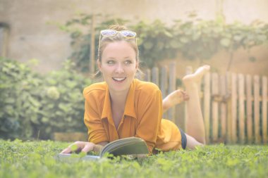 genç güzel kadın açık havada kitap okuma