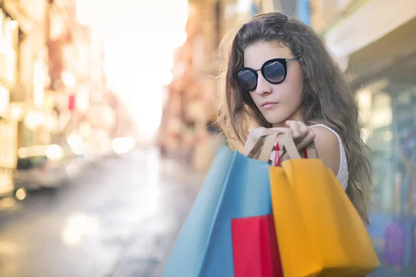 Hermosa Adolescente Sosteniendo Bolsas Compras — Foto de Stock