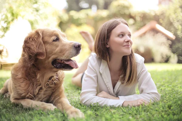 Jovem Bela Mulher Relaxante Com Seu Cão Livre — Fotografia de Stock