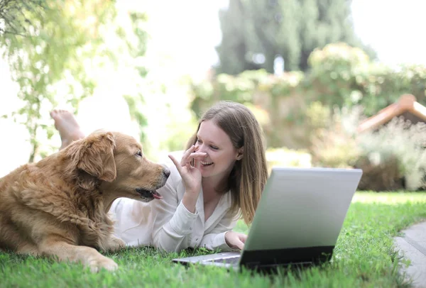 Молода Красива Жінка Використовує Ноутбук Відкритому Повітрі Своєю Милою Собакою — стокове фото