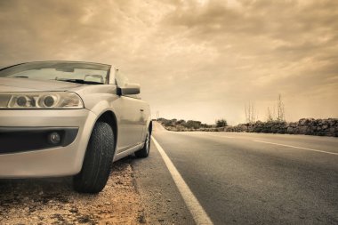 Araba ve cadde kırsalın ortasında.